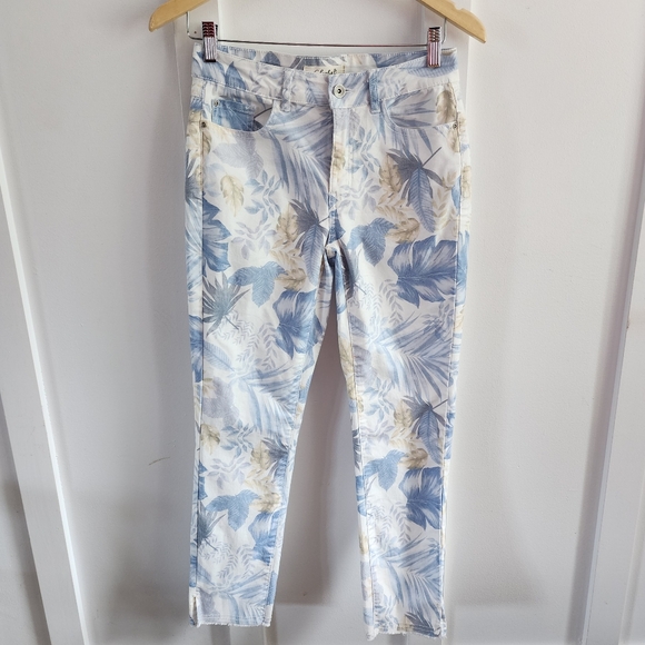 Charlie B tropical floral white jeans, size 4 - Picture 3 of 14